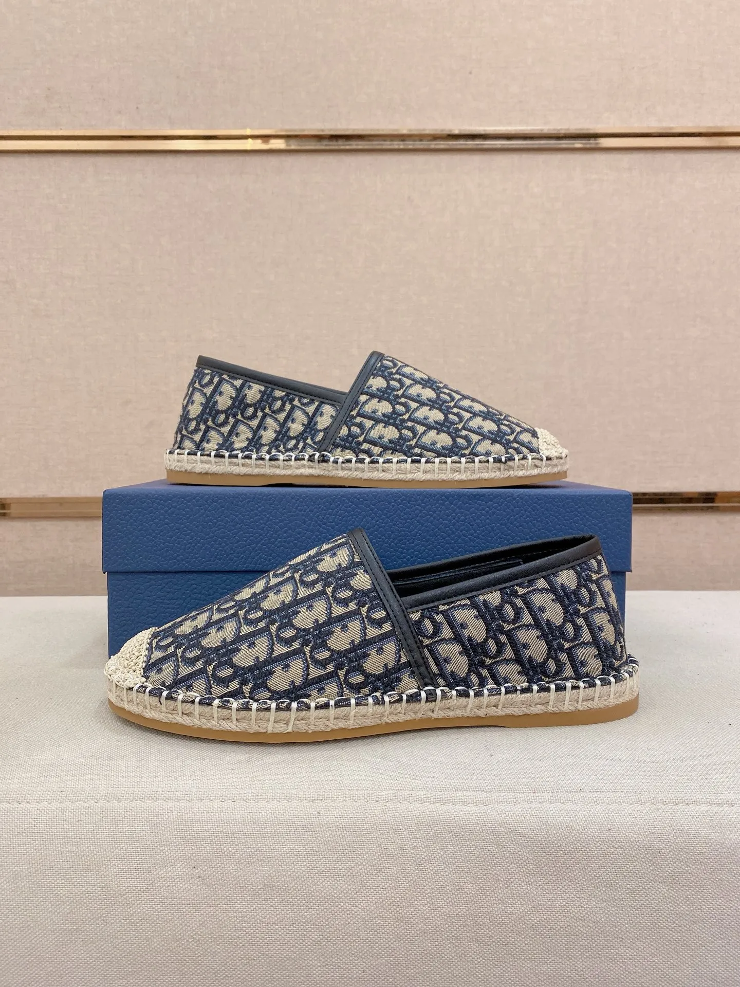 Factory price: 400💰High quality [Dior·Dior] 💫Men's latest slip-on Loaf casual shoes ✔️The original version is available at the counter simultaneously. 1:1 replica🏍️Fabrics: Italian imported fabrics, pure hand-drawn threads, raw rubber breathable and non-slip outsole, lining breathable and comfortable lambskin, 100% comfortable density, original rubber outsole wear-resistant ✔️Code number: 38-44, you deserve it, (Note: 37, 45, 46 can be customized, non-refundable and non-exchangeable)